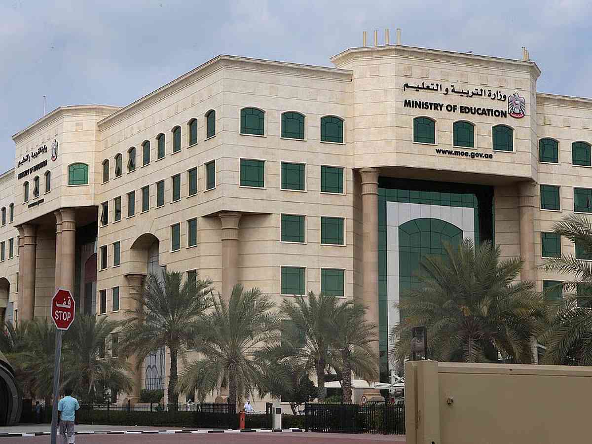 مسؤول تربوي إماراتي: الذكاء الاصطناعي لن يحل محل المعلم أو تفكير الطالب