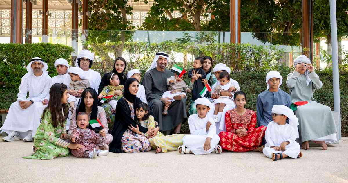 الشيخ محمد يعرض حياته الأسرية في احتفال اليوم الوطني 54 للإمارات