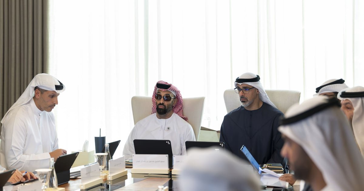 مجلس الذكاء الاصطناعي في أبوظبي يجتمع برئاسة الشيخ طحنون لمراجعة التقدم